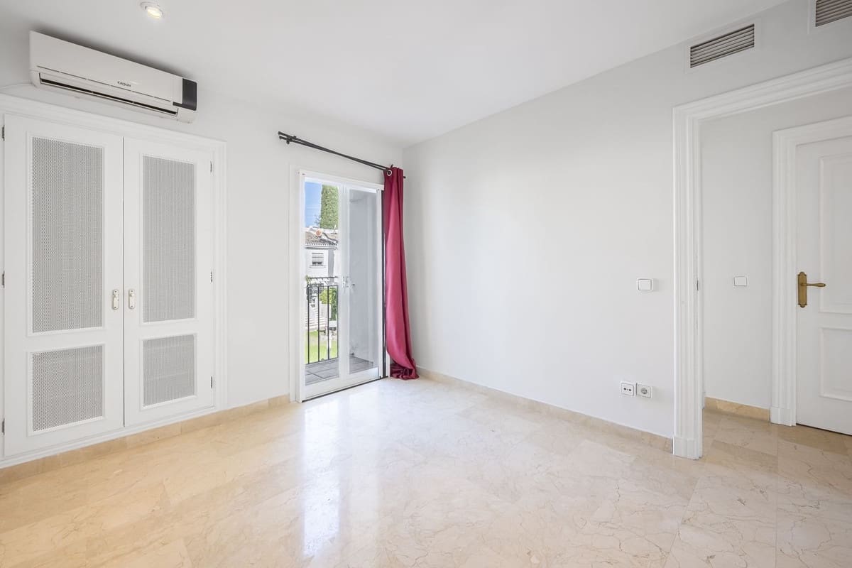 4 soveværelse Finca/Landehus til salg i Nueva Andalucia med swimmingpool garage - € 625.000 (Ref: 10026621)