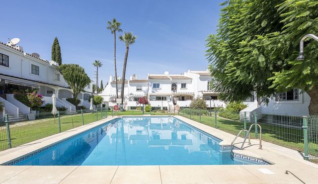 4 soveværelse Finca/Landehus til salg i Puerto Banus, Marbella med swimmingpool garage - € 625.000 (Ref: 10026621)