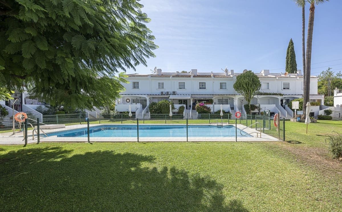 4 soveværelse Finca/Landehus til salg i Nueva Andalucia med swimmingpool garage - € 625.000 (Ref: 10026621)