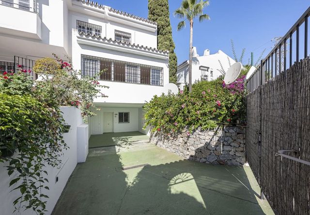 4 soveværelse Finca/Landehus til salg i Puerto Banus, Marbella med swimmingpool garage - € 625.000 (Ref: 10026621)