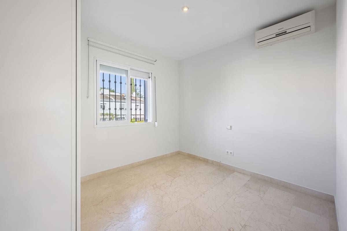 4 soveværelse Finca/Landehus til salg i Nueva Andalucia med swimmingpool garage - € 625.000 (Ref: 10026621)