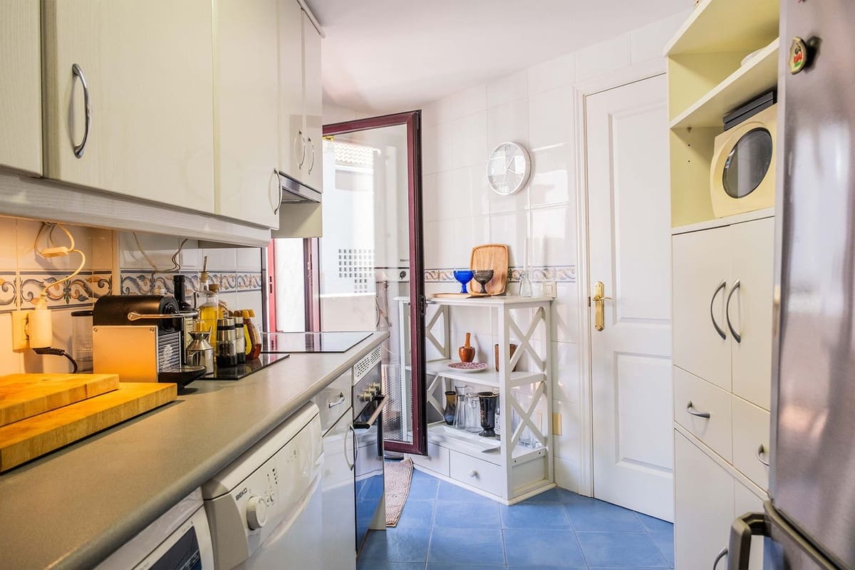 1 bedroom Apartment for sale in Nueva Andalucia with pool garage - € 399,000 (Ref: 10033311)