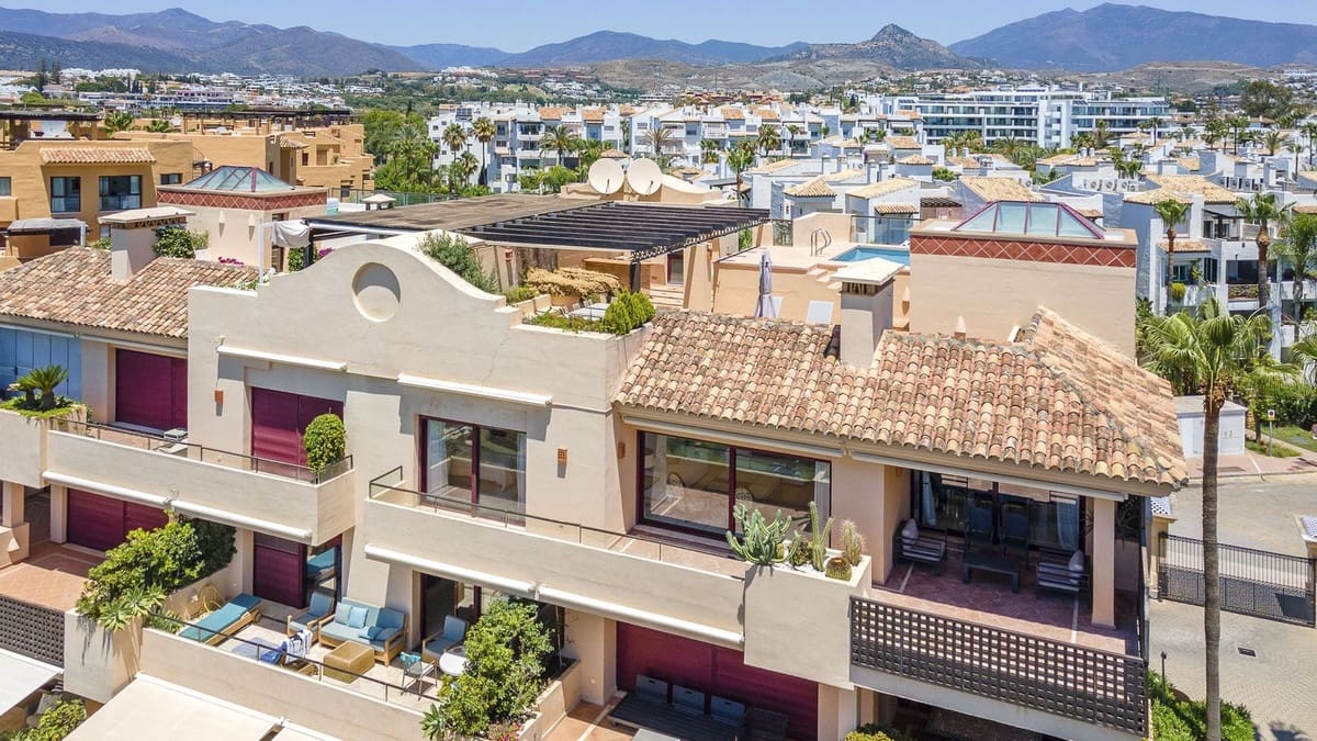 3 slaapkamer Penthouse te koop in Estepona met zwembad - € 2.795.000 (Ref: 10038591)