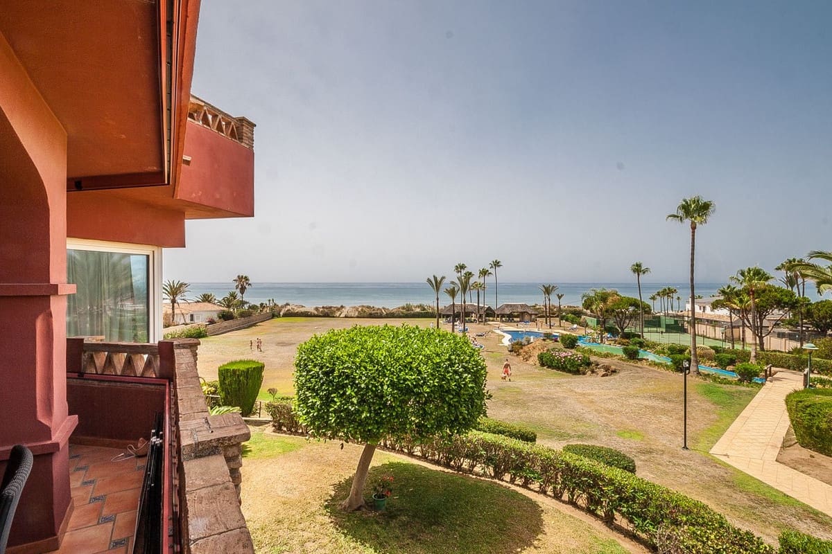 2 bedroom Apartment for sale in Elviria with pool garage - € 950,000 (Ref: 10061049)