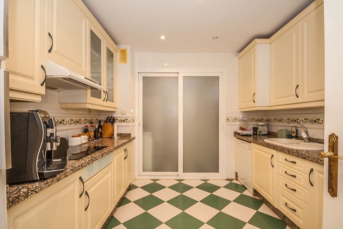 2 bedroom Apartment for sale in Elviria with pool garage - € 950,000 (Ref: 10061049)