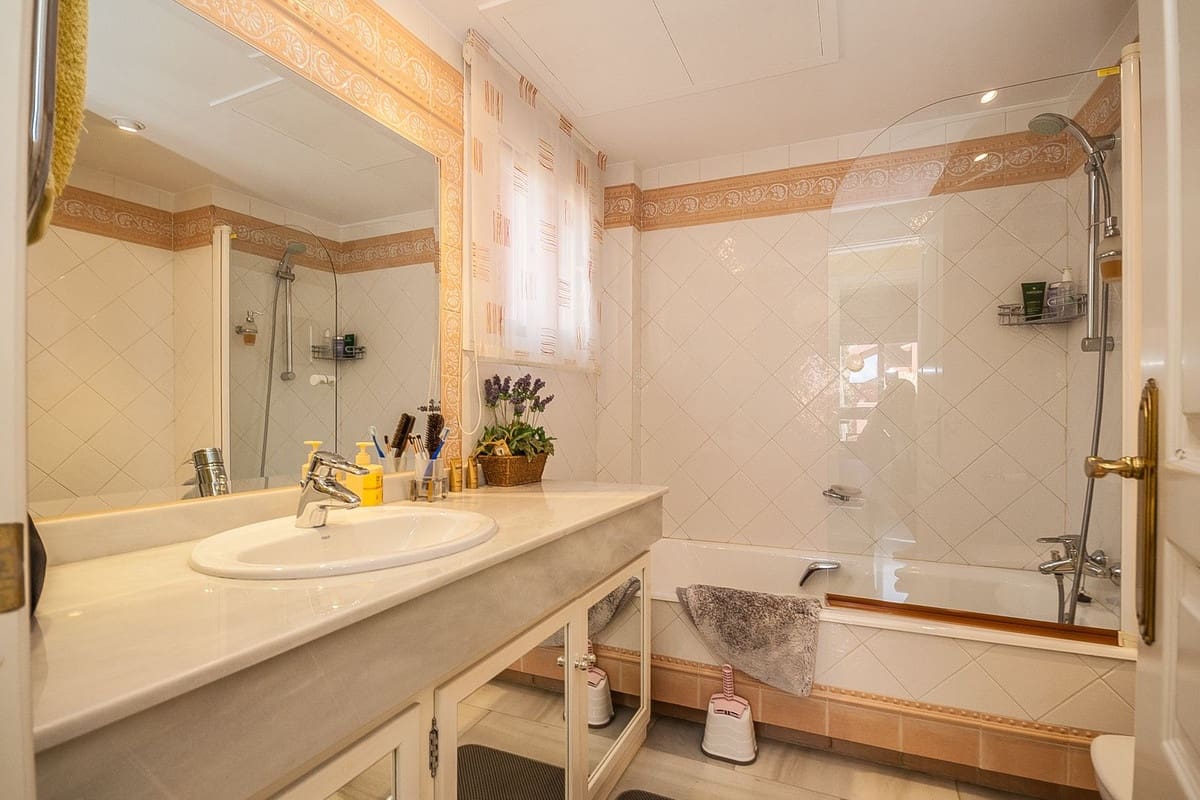 2 bedroom Apartment for sale in Elviria with pool garage - € 950,000 (Ref: 10061049)