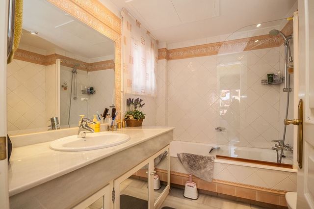 2 bedroom Apartment for sale in Elviria, Marbella with pool garage - € 950,000 (Ref: 10061049)