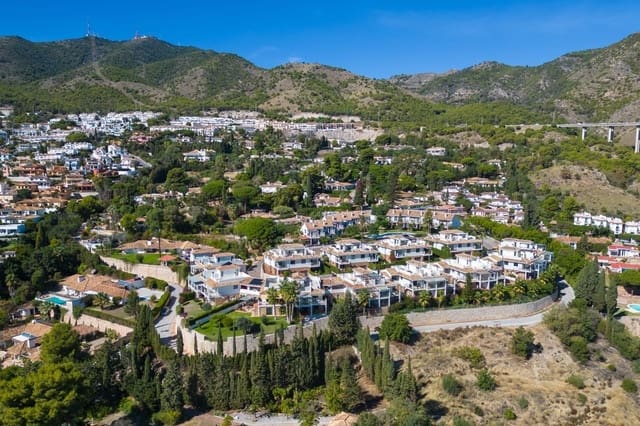 3 soveværelse Semi-Rækkehus til salg i Benalmádena med garage - € 795.000 (Ref: 9122764)