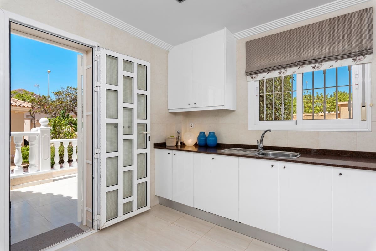 Chalet de 4 habitaciones en Ciudad Quesada en venta - 890.000 € (Ref: 9363553)