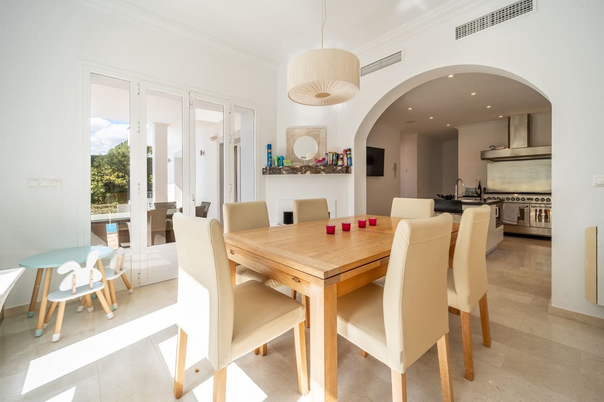 4 sovrum Villa till salu i Istan - 1 550 000 € (Ref: 9363555)