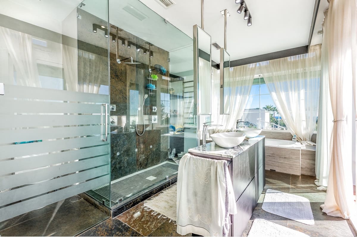 7 bedroom Villa for sale in Estepona - € 3,990,000 (Ref: 9363615)