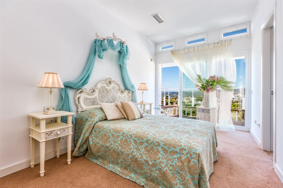 7 bedroom Villa for sale in Estepona - € 3,990,000 (Ref: 9363615)