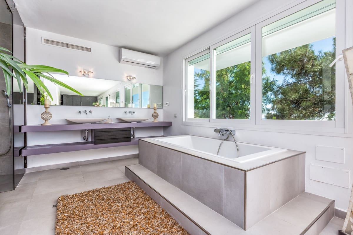 7 bedroom Villa for sale in Estepona - € 3,990,000 (Ref: 9363615)