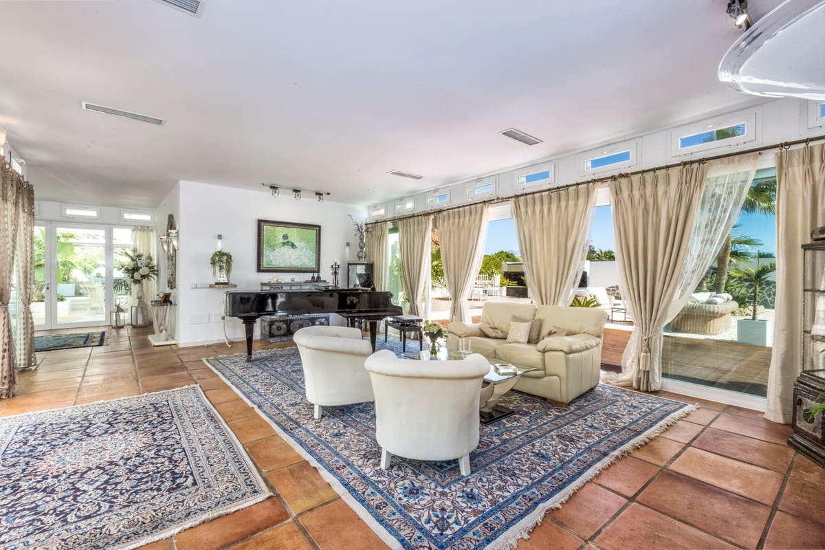 7 bedroom Villa for sale in Estepona - € 3,990,000 (Ref: 9363615)