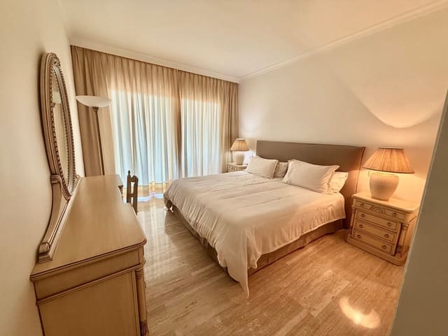 2 bedroom Apartment for sale in Puerto Banus, Marbella - € 790,000 (Ref: 9363616)