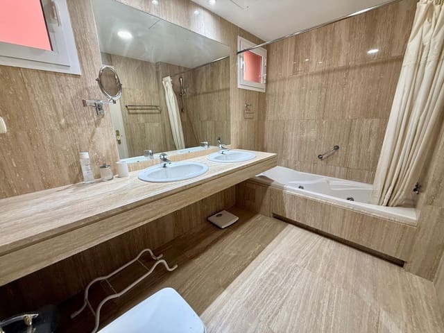 2 bedroom Apartment for sale in Puerto Banus, Marbella - € 790,000 (Ref: 9363616)