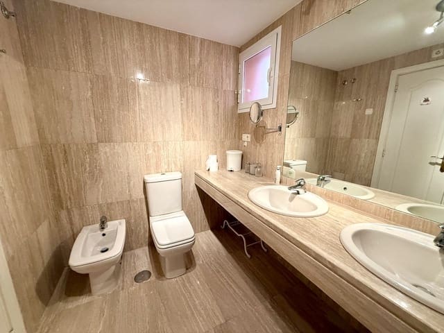 2 bedroom Apartment for sale in Puerto Banus, Marbella - € 790,000 (Ref: 9363616)