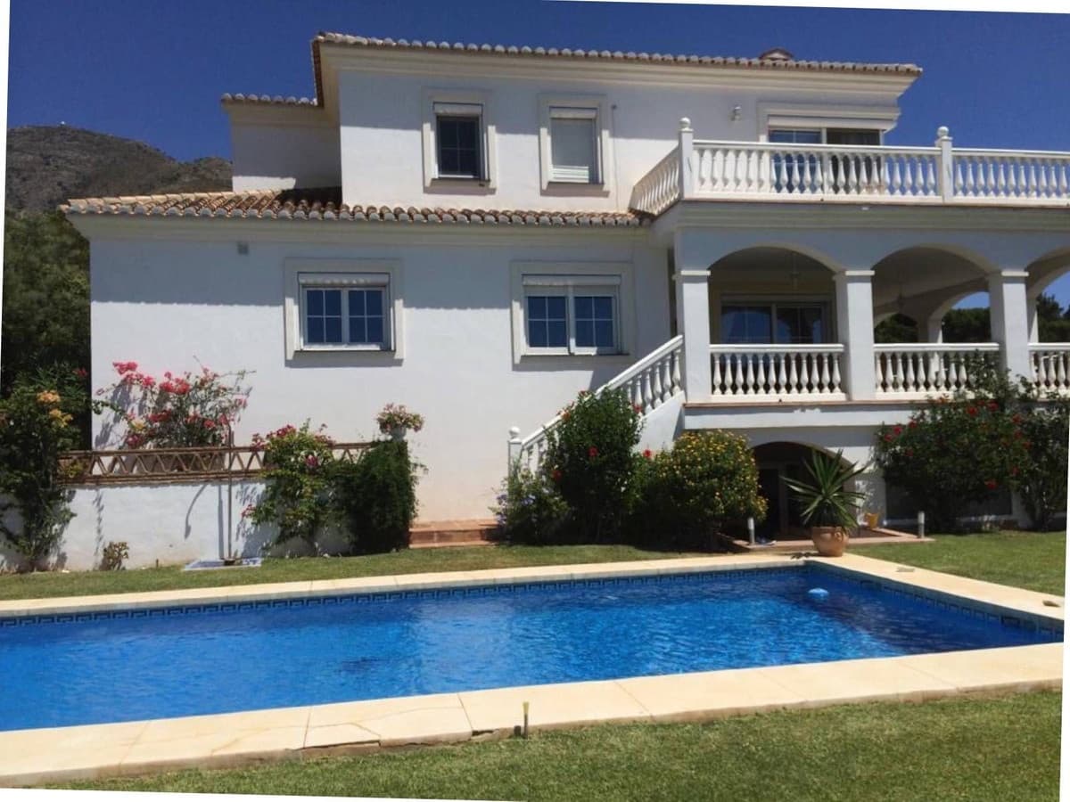 Chalet de 4 habitaciones en Mijas en venta - 1.300.000 € (Ref: 9363622)