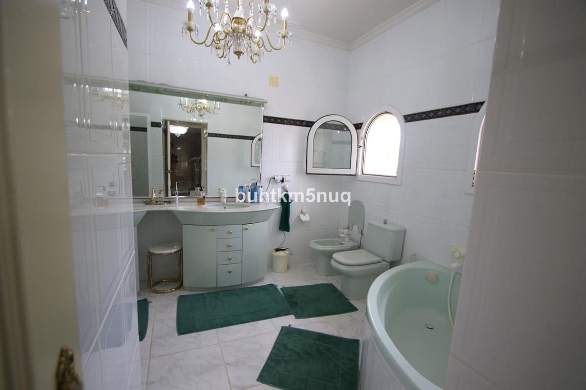 4 bedroom Villa for sale in Calpe / Calp - € 1,200,000 (Ref: 9363637)