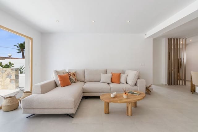 4 soverom Villa til salgs i Las Piscinas Naturales, Torrevieja - € 795 000 (Ref: 9363643)