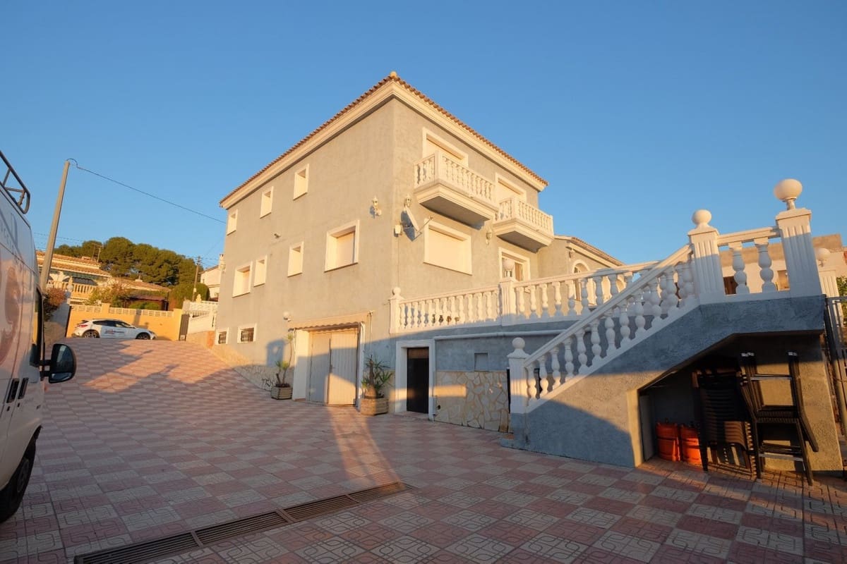 9 bedroom Villa for sale in Calpe / Calp - € 900,000 (Ref: 9363648)