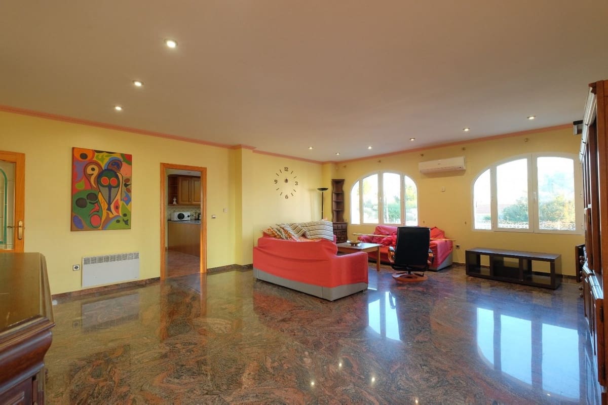 9 bedroom Villa for sale in Calpe / Calp - € 900,000 (Ref: 9363648)