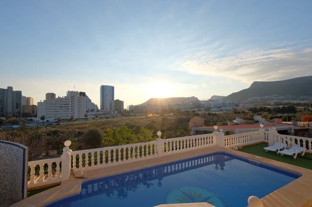 9 bedroom Villa for sale in Pueblo, Calpe / Calp - € 900,000 (Ref: 9363648)