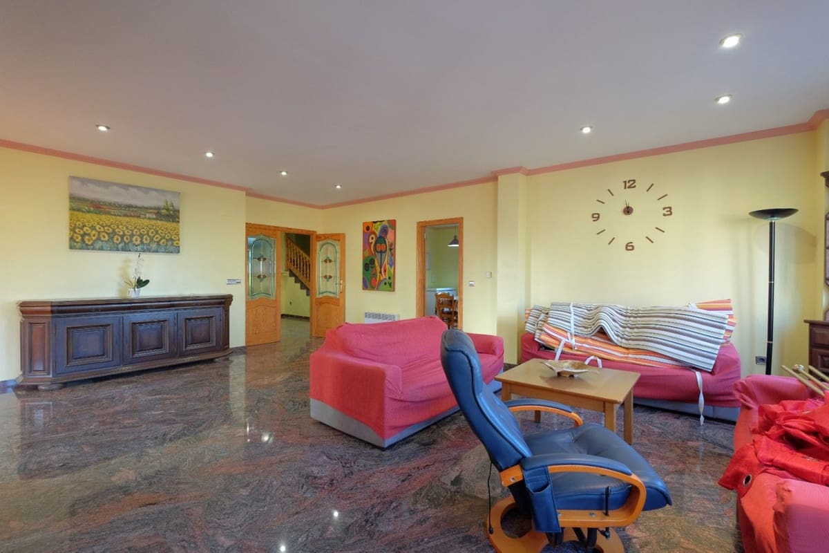 9 bedroom Villa for sale in Calpe / Calp - € 900,000 (Ref: 9363648)