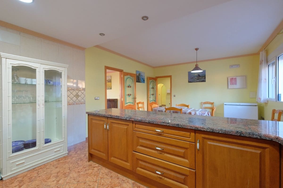 9 bedroom Villa for sale in Calpe / Calp - € 900,000 (Ref: 9363648)