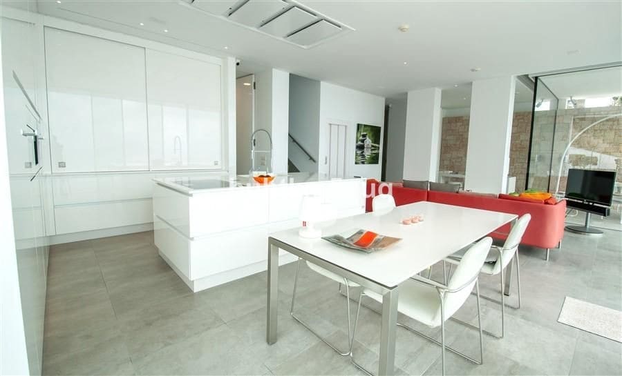 3 bedroom Villa for sale in Calpe / Calp - € 2,980,000 (Ref: 9363654)