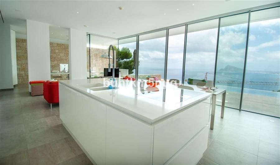 3 bedroom Villa for sale in Calpe / Calp - € 2,980,000 (Ref: 9363654)
