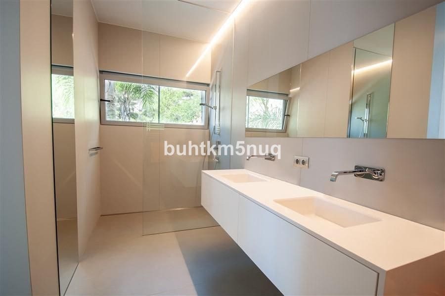 3 bedroom Villa for sale in Calpe / Calp - € 2,980,000 (Ref: 9363654)