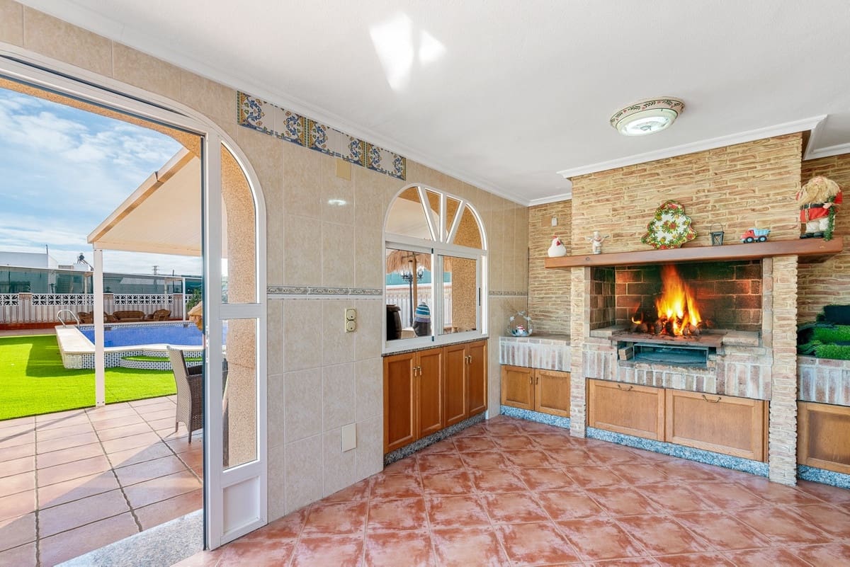 4 soverom Villa til salgs i Torrevieja - € 689 000 (Ref: 9363677)