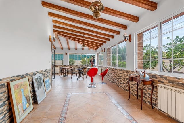 4 bedroom Villa for sale in Las Piscinas Naturales, Torrevieja - € 689,000 (Ref: 9363677)