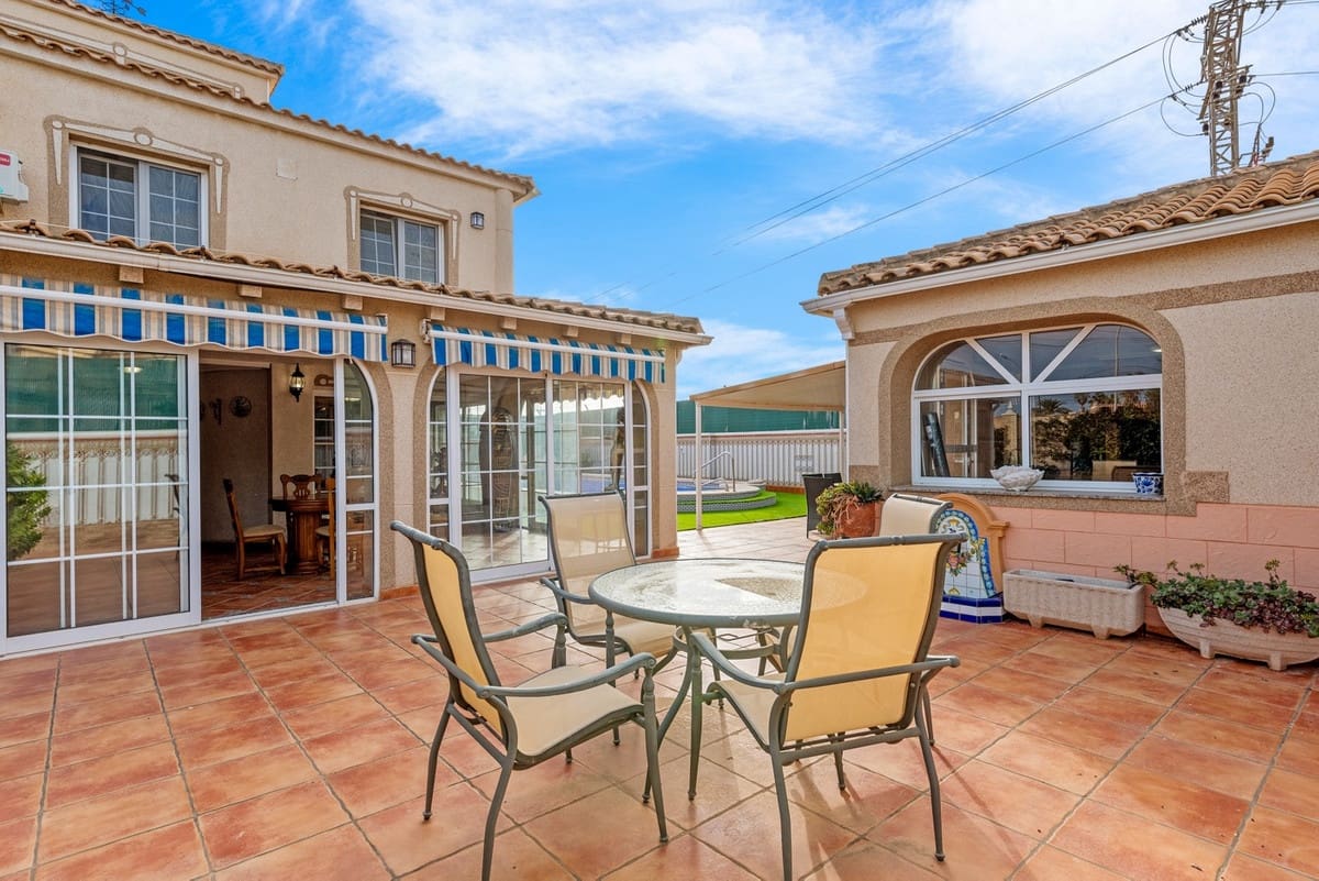 4 soverom Villa til salgs i Torrevieja - € 689 000 (Ref: 9363677)
