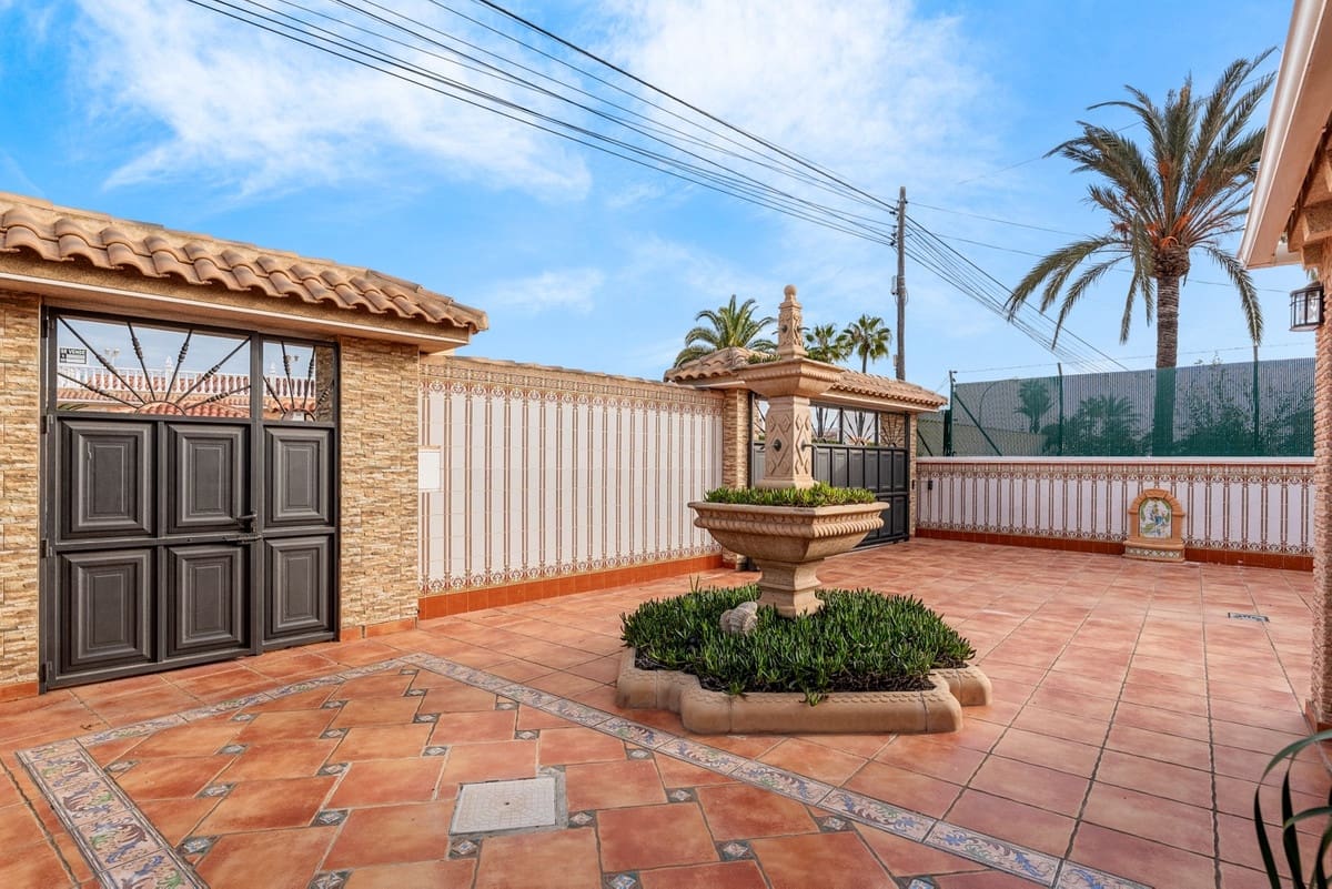 4 soverom Villa til salgs i Torrevieja - € 689 000 (Ref: 9363677)
