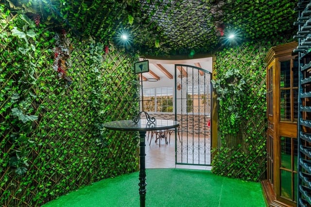 4 bedroom Villa for sale in Las Piscinas Naturales, Torrevieja - € 689,000 (Ref: 9363677)