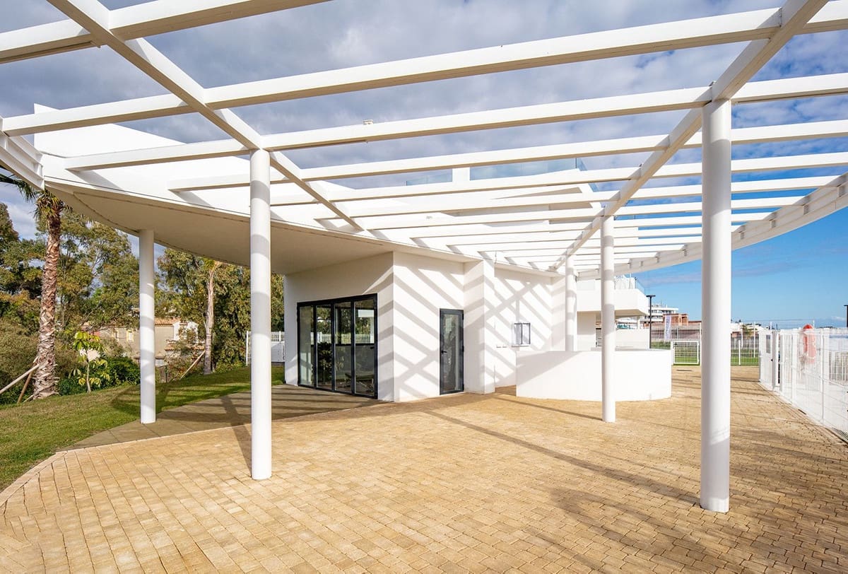 Apartamento de 2 habitaciones en Estepona en venta - 450.000 € (Ref: 9363681)