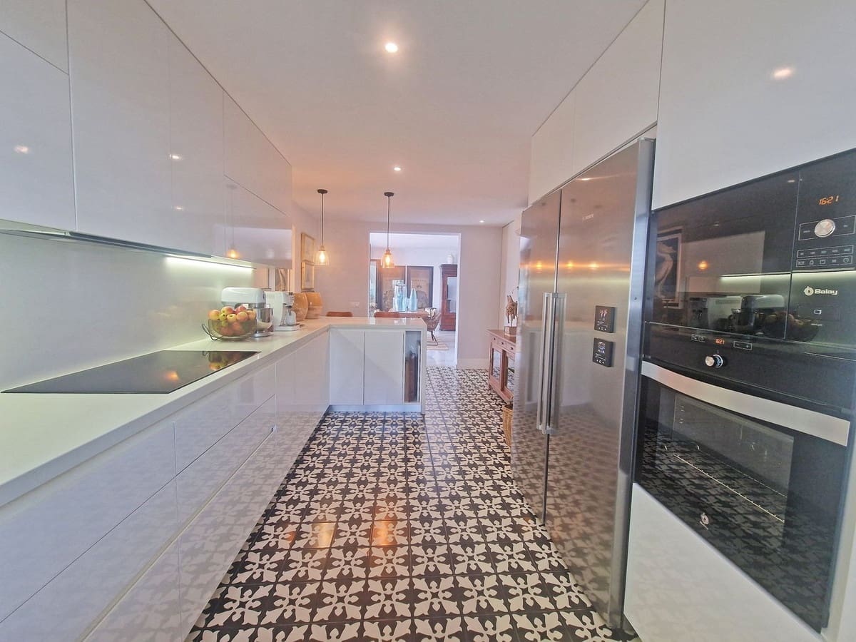 4 bedroom Semi-detached Villa for sale in Calahonda - € 655,000 (Ref: 9363741)