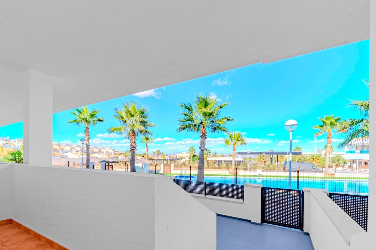 3 makuuhuone Omakotitalo myytävänä paikassa Los Balcones - 315 000 € (Ref: 9363746)