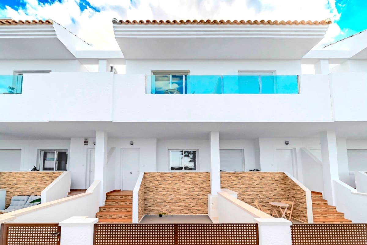 3 makuuhuone Omakotitalo myytävänä paikassa Los Balcones - 315 000 € (Ref: 9363746)