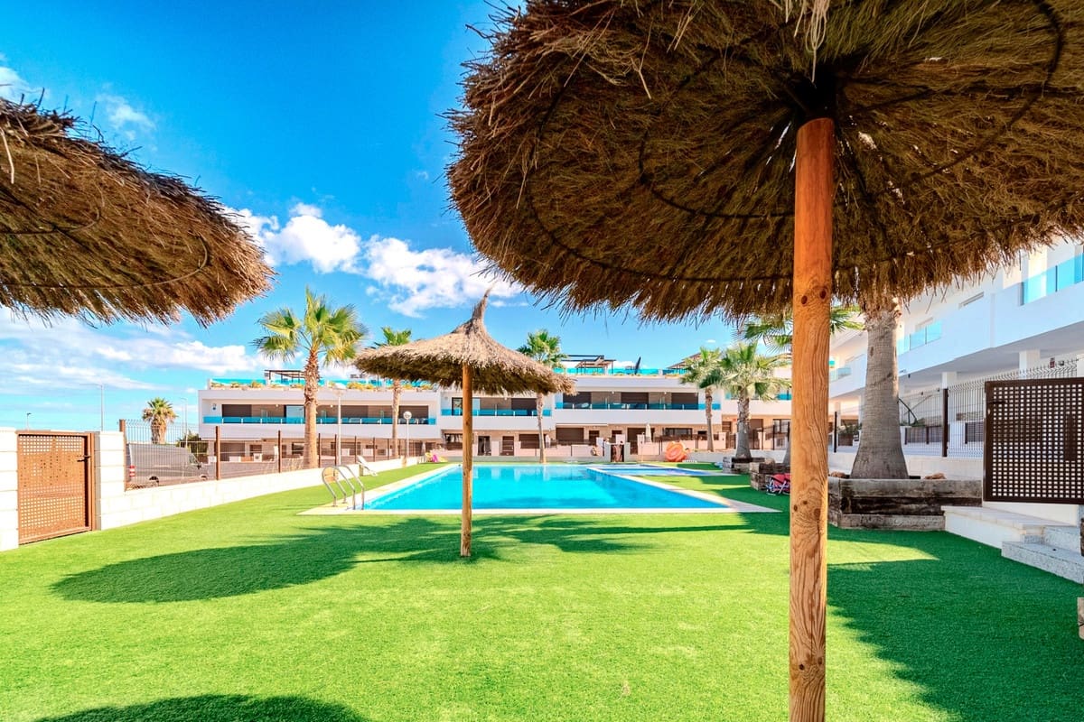 3 makuuhuone Omakotitalo myytävänä paikassa Los Balcones - 315 000 € (Ref: 9363746)