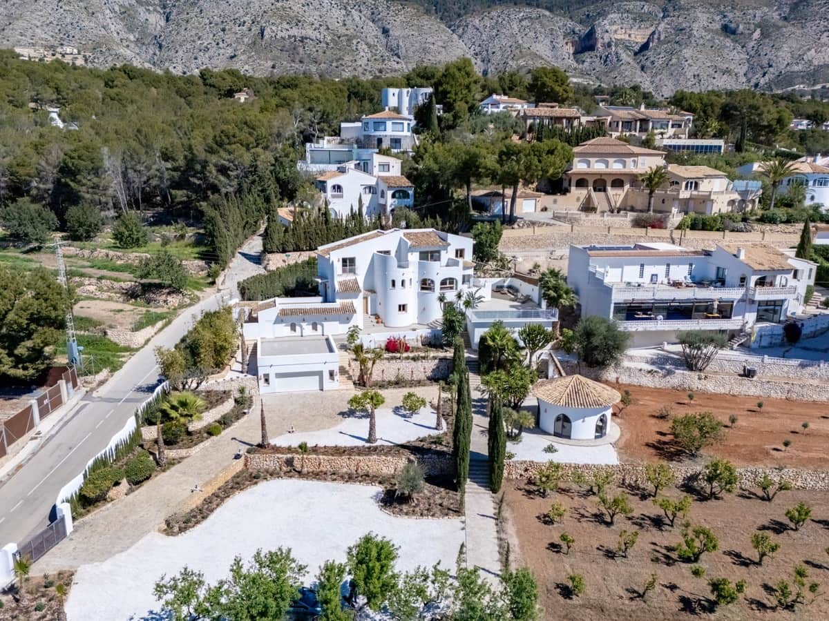 5 bedroom Villa for sale in Altea - € 1,495,000 (Ref: 9363769)