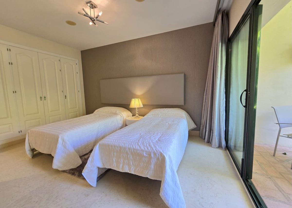 2 bedroom Apartment for sale in Benahavis - € 559,000 (Ref: 9363786)