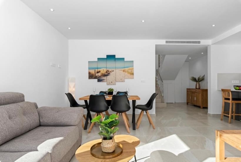 Chalet de 3 habitaciones en San Miguel de Salinas en venta - 355.000 € (Ref: 9363790)