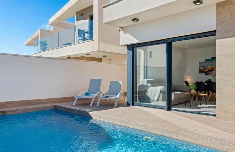 Chalet de 3 habitaciones en San Miguel de Salinas en venta - 355.000 € (Ref: 9363790)