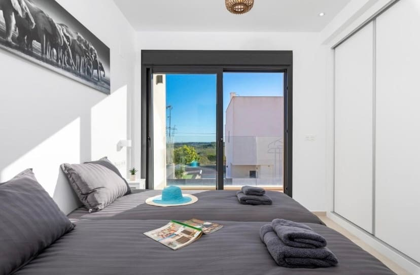 Chalet de 3 habitaciones en San Miguel de Salinas en venta - 355.000 € (Ref: 9363790)