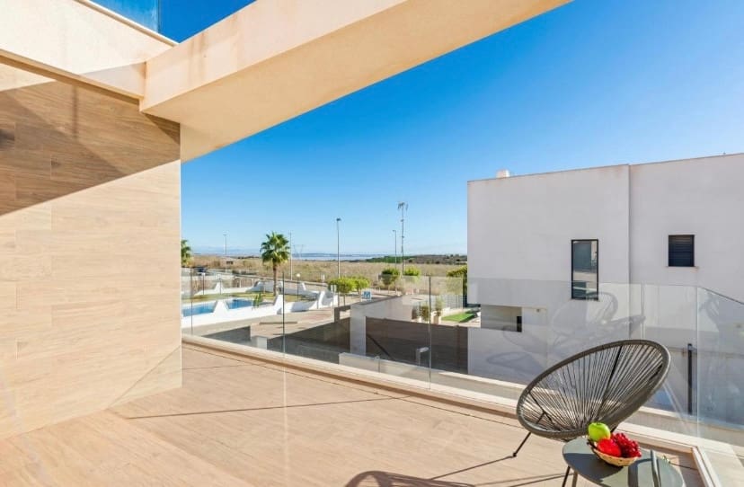 Chalet de 3 habitaciones en San Miguel de Salinas en venta - 355.000 € (Ref: 9363790)