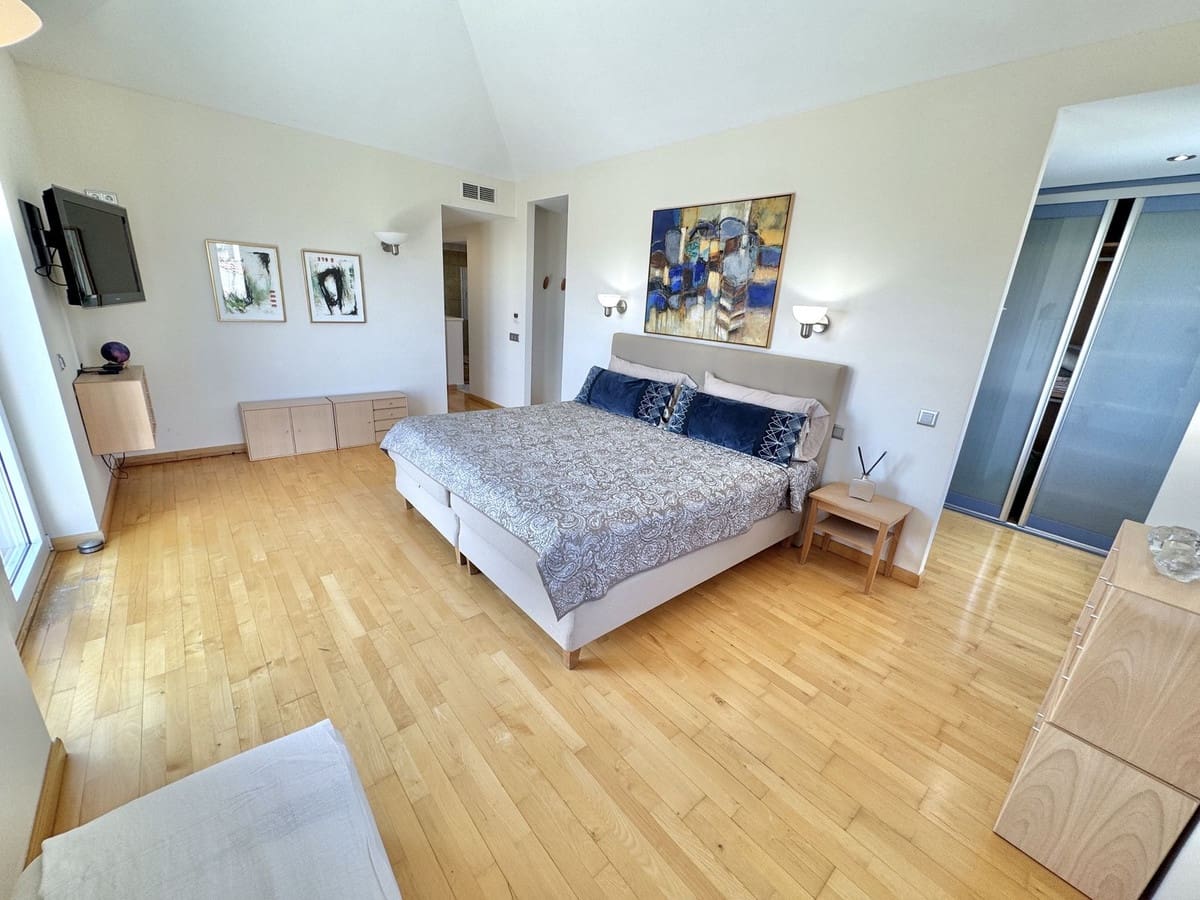 6 bedroom Villa for sale in Mijas Golf - € 1,975,000 (Ref: 9363795)