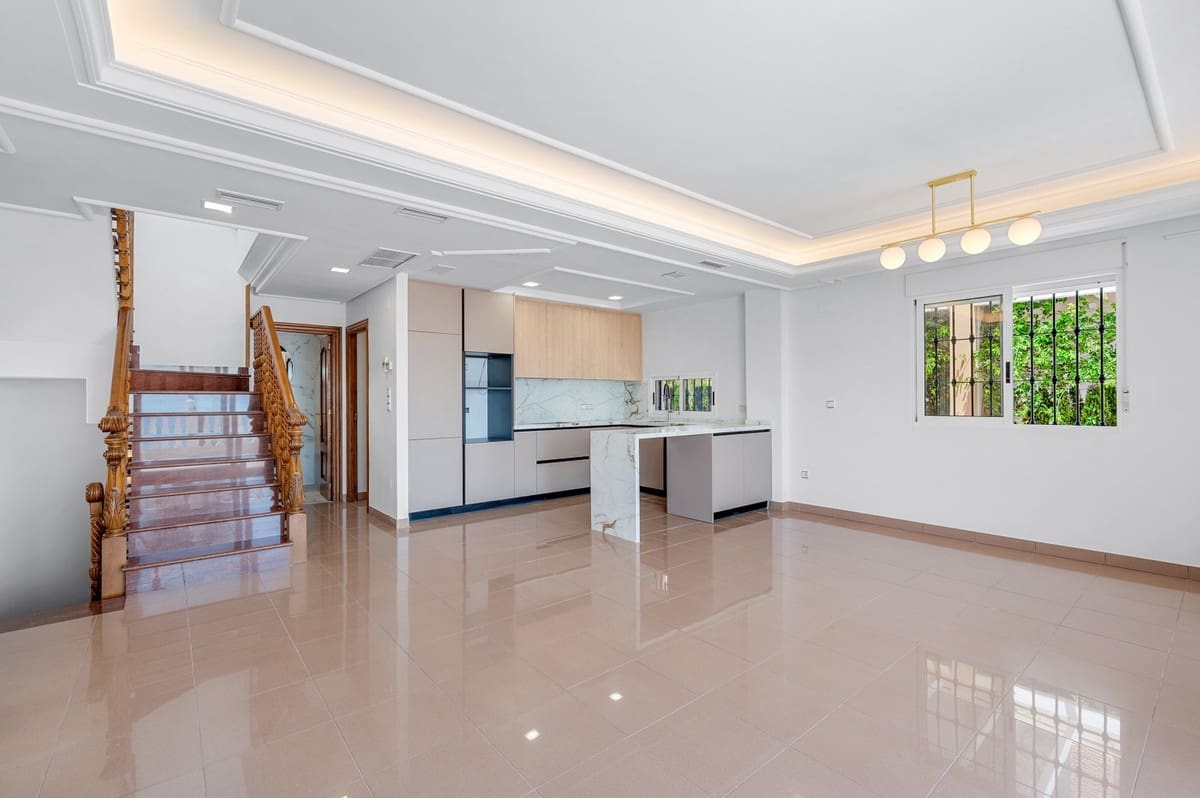 4 bedroom Villa for sale in Torrevieja - € 960,000 (Ref: 9363798)